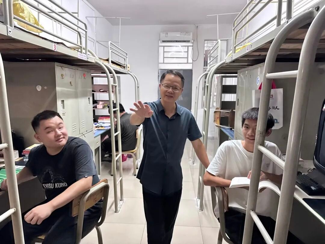 太阳网集团tcy8722领导走访新生宿舍纪实